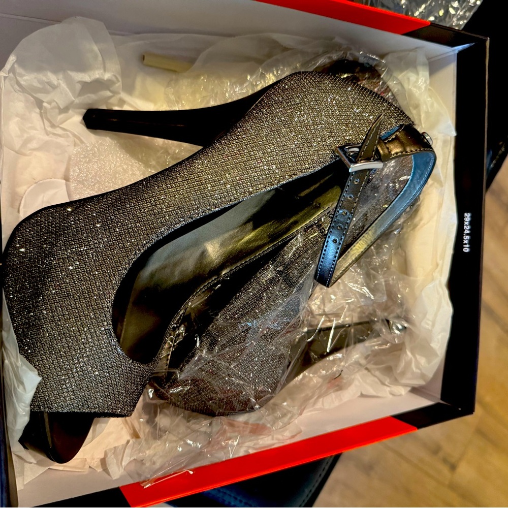 G By Guess Women’s Silver Glitter Pumps
